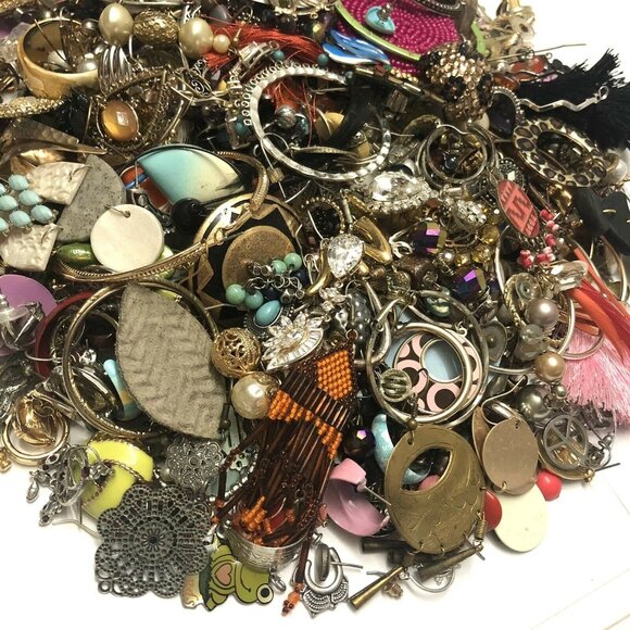 1 Pound Single Earrings Lot Craft Junk Broken - Picture 6 of 8